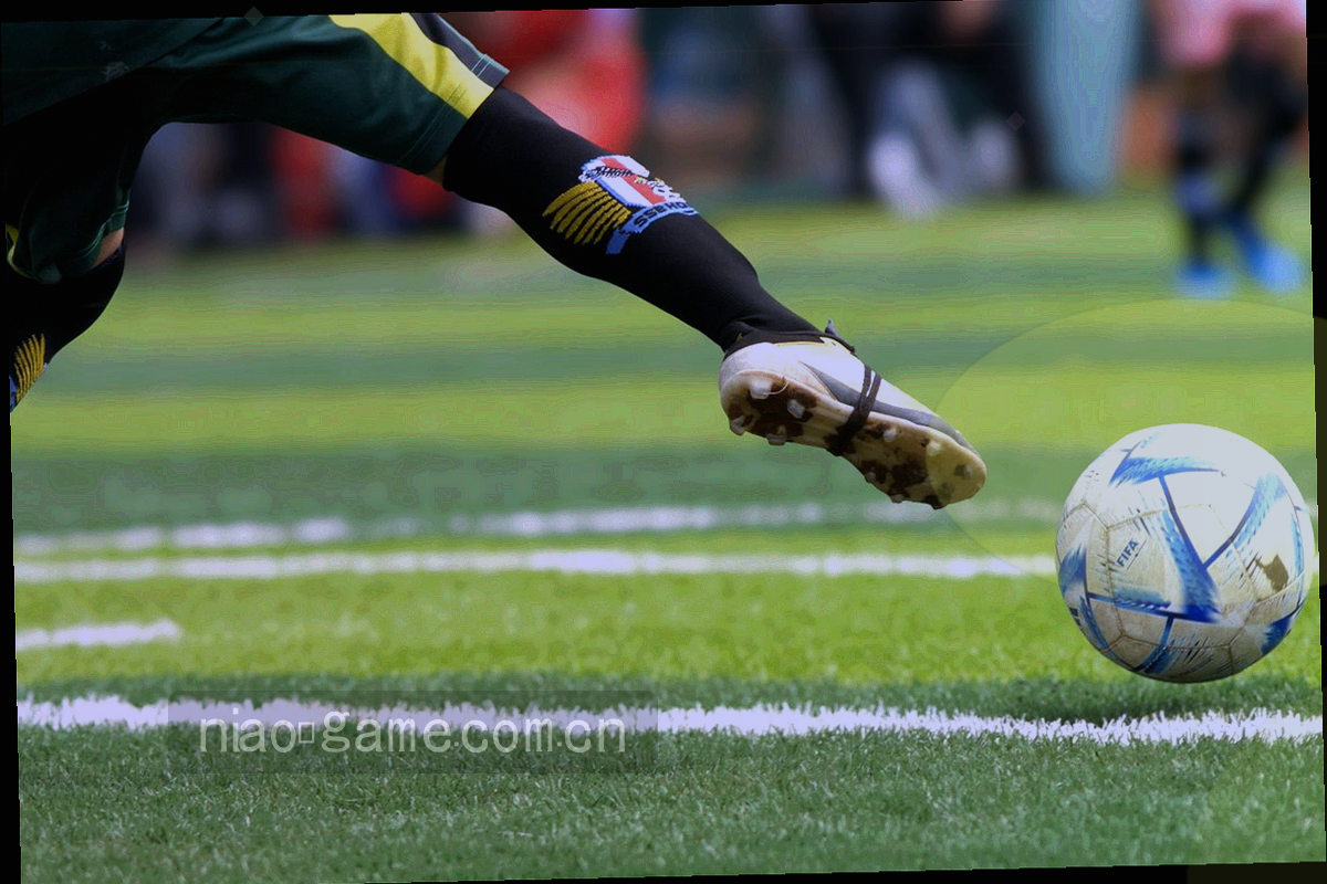 深色房间里多块屏幕显示着比分与控球率表格，键盘与手写笔记本摆在桌面上